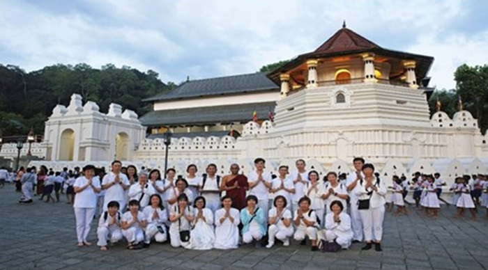 Over 100 Singaporeans receive degrees from college affiliated with Sri Lankan University